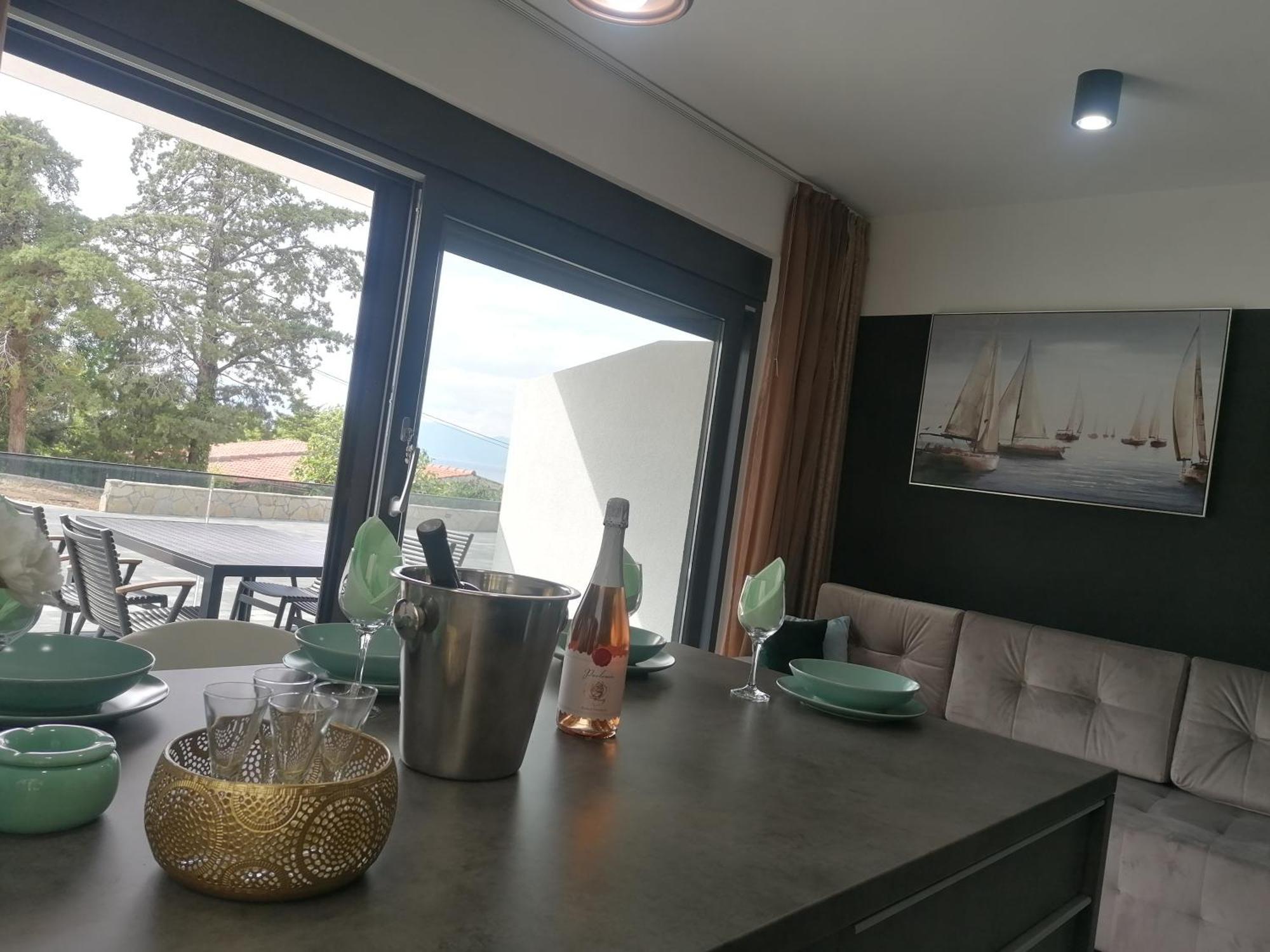 Golden Sunset Apartment *